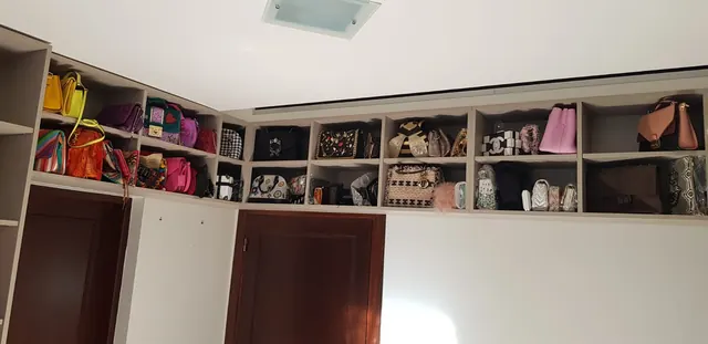 Bauleras altas sobre las puertas de un dormitorio