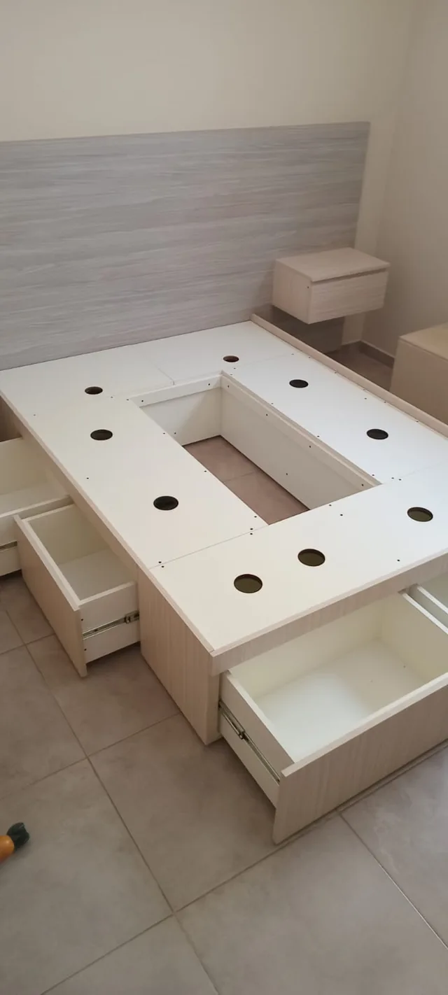 Cama funcional con cajones, respaldo y mesa de luz flotante