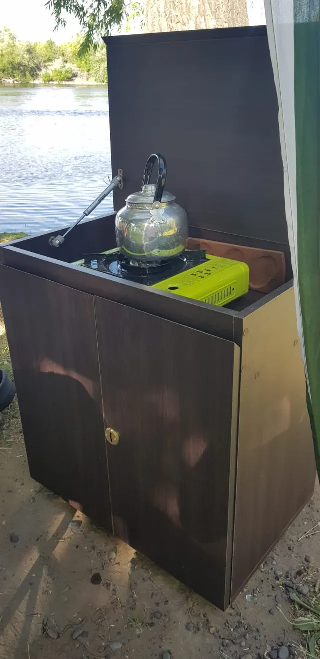 Mueble camperizado con tapa y cocina portátil, cerrado