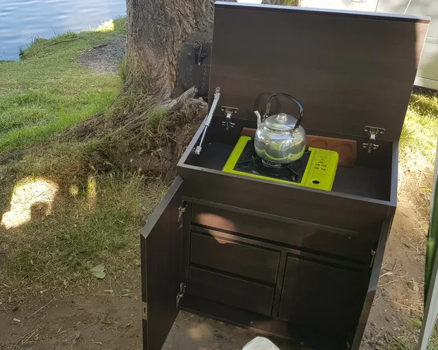 Mueble camperizado abierto junto al río