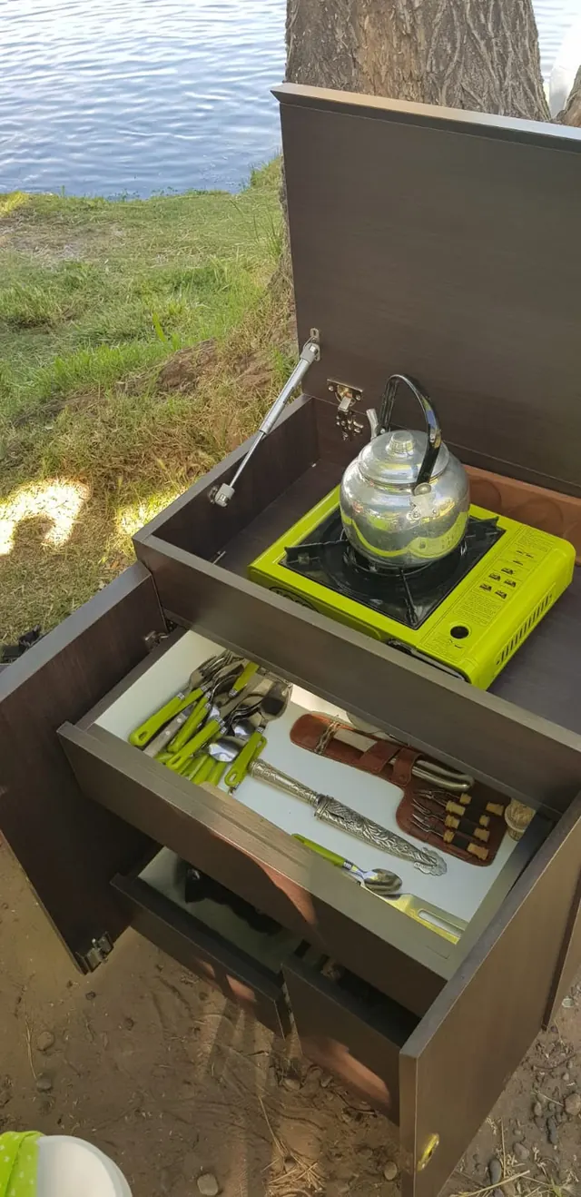 Interior del mueble camperizado con cajón de cubiertos