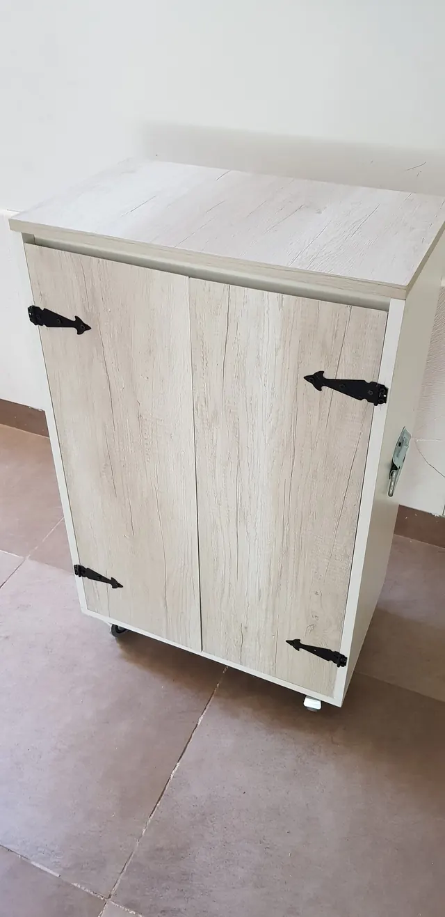 Alacena en madera clara con herrajes negros y ruedas