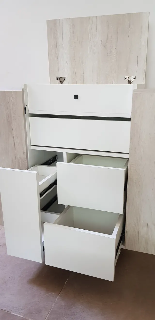 Mueble blanco con tapa elevable y cajones