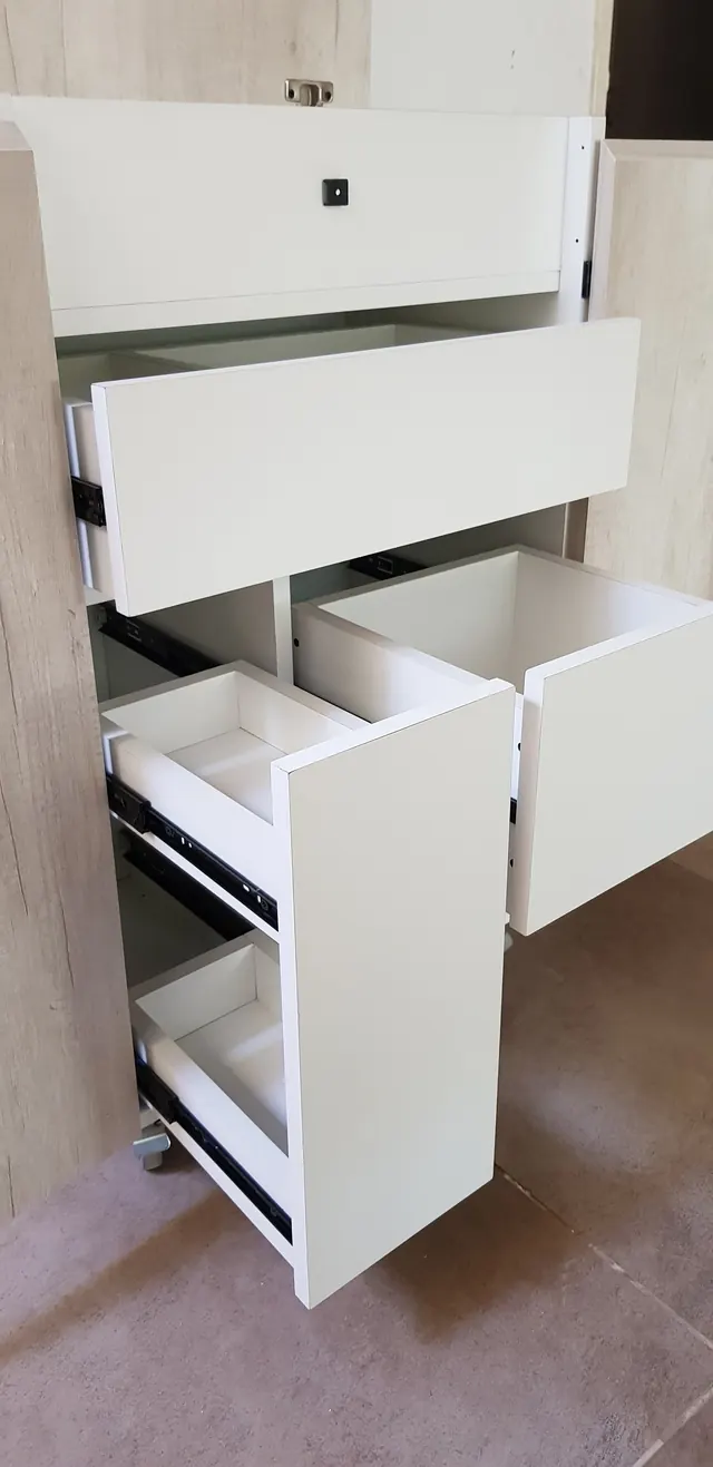 Mueble blanco con cajones extraíbles y ruedas