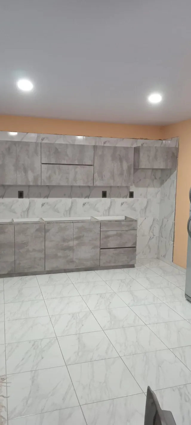 Cocina en melamina símil cemento con piso símil mármol