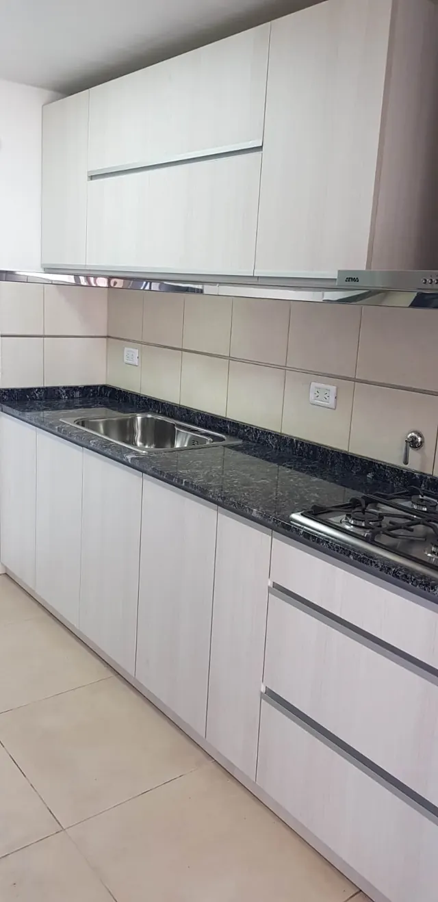 Bajo mesada y alacenas en melamina clara con mesada de granito