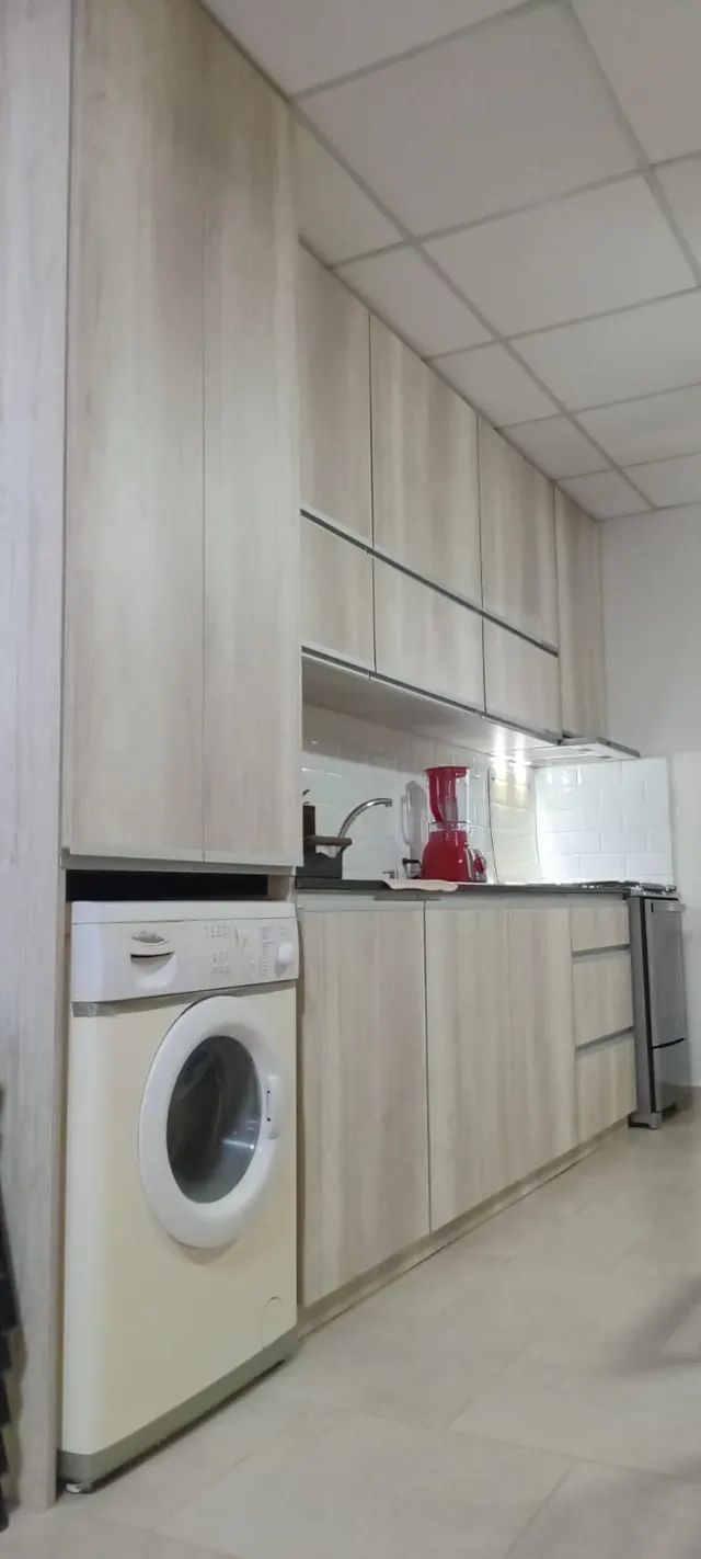 Cocina larga con lugar para lavarropas y alacenas hasta el techo