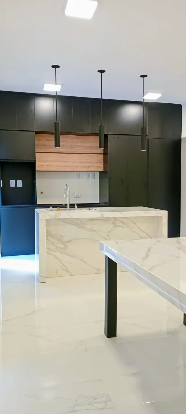 Cocina en melamina negra con alacena en madera e isla de mármol