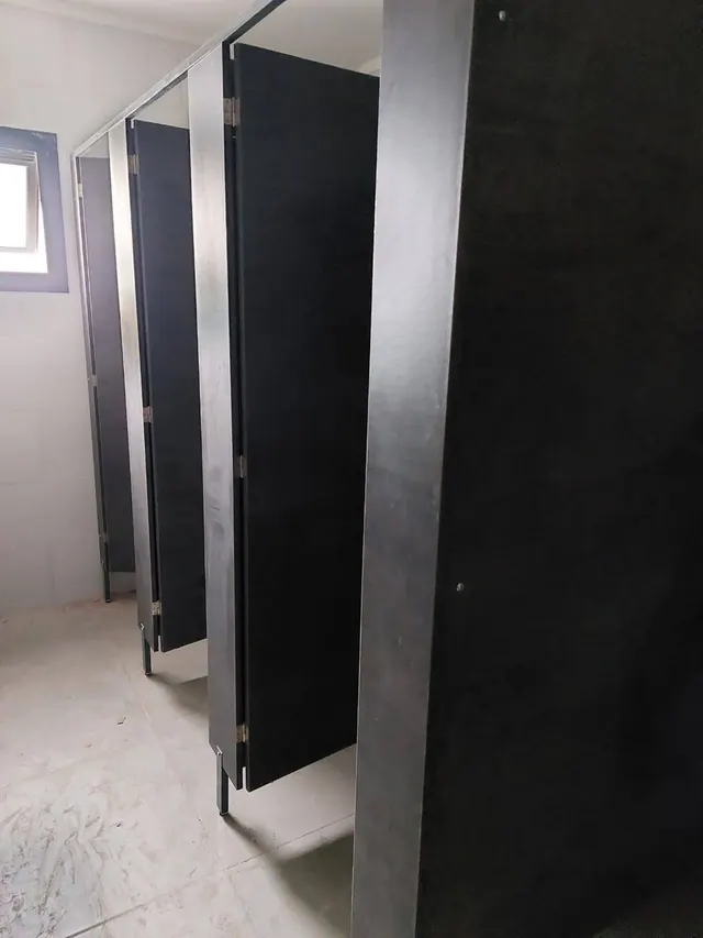 Divisorios de baño negros en fila