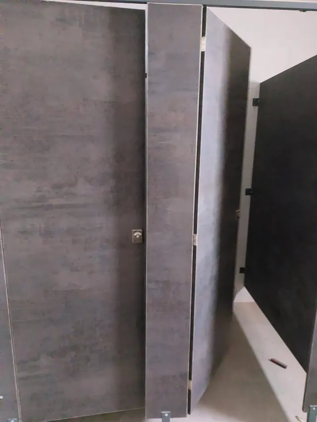 Puerta de cabina de baño símil cemento