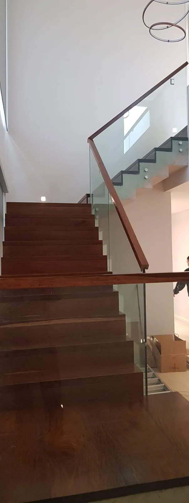 Escalera de madera con baranda de vidrio
