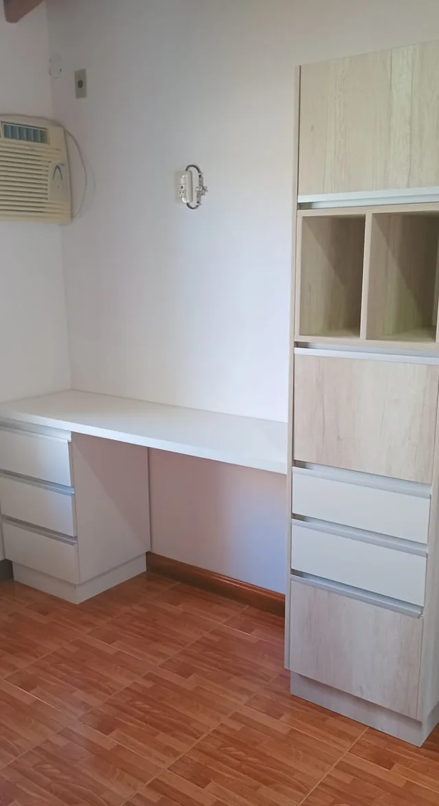 Escritorio blanco con cajonera y columna de guardado en roble claro