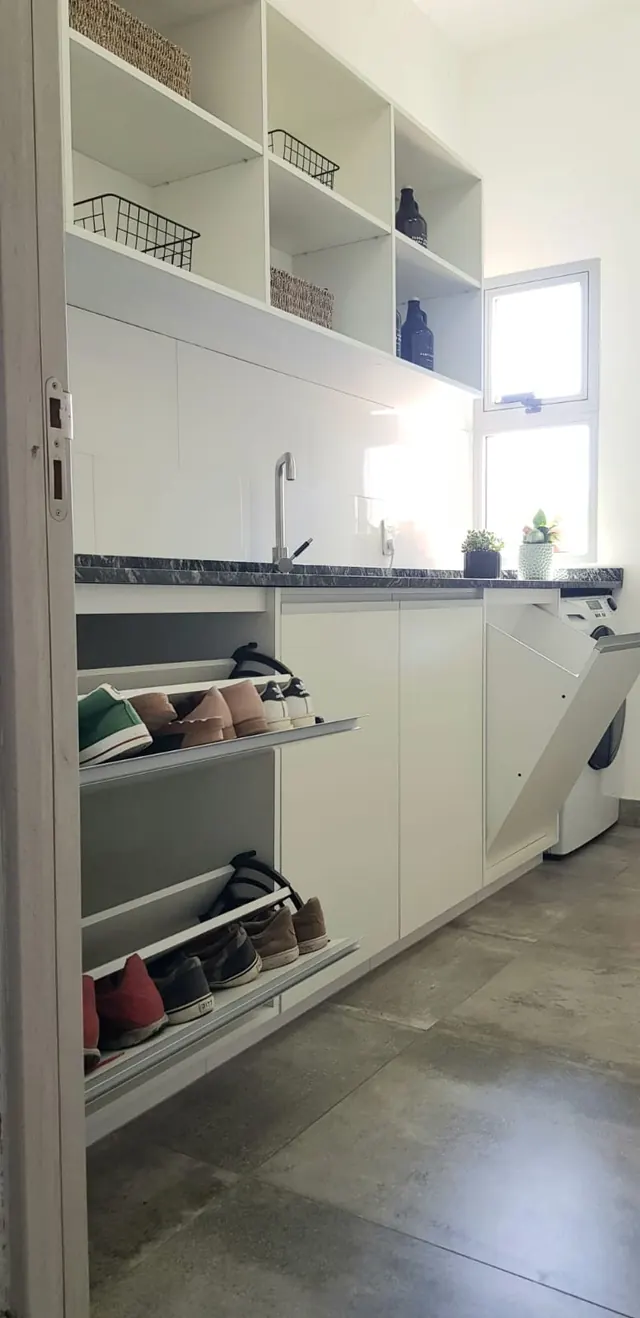 Mueble de lavadero con zapatero rebatible y estantes abiertos