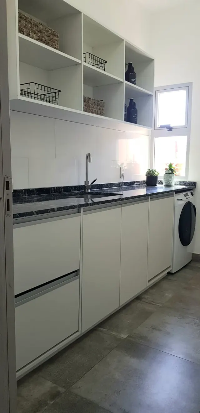 Mueble de lavadero con bajo mesada, estantes y espacio para lavarropas