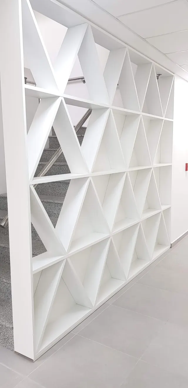 Divisorio calado en blanco con diseño de rombos