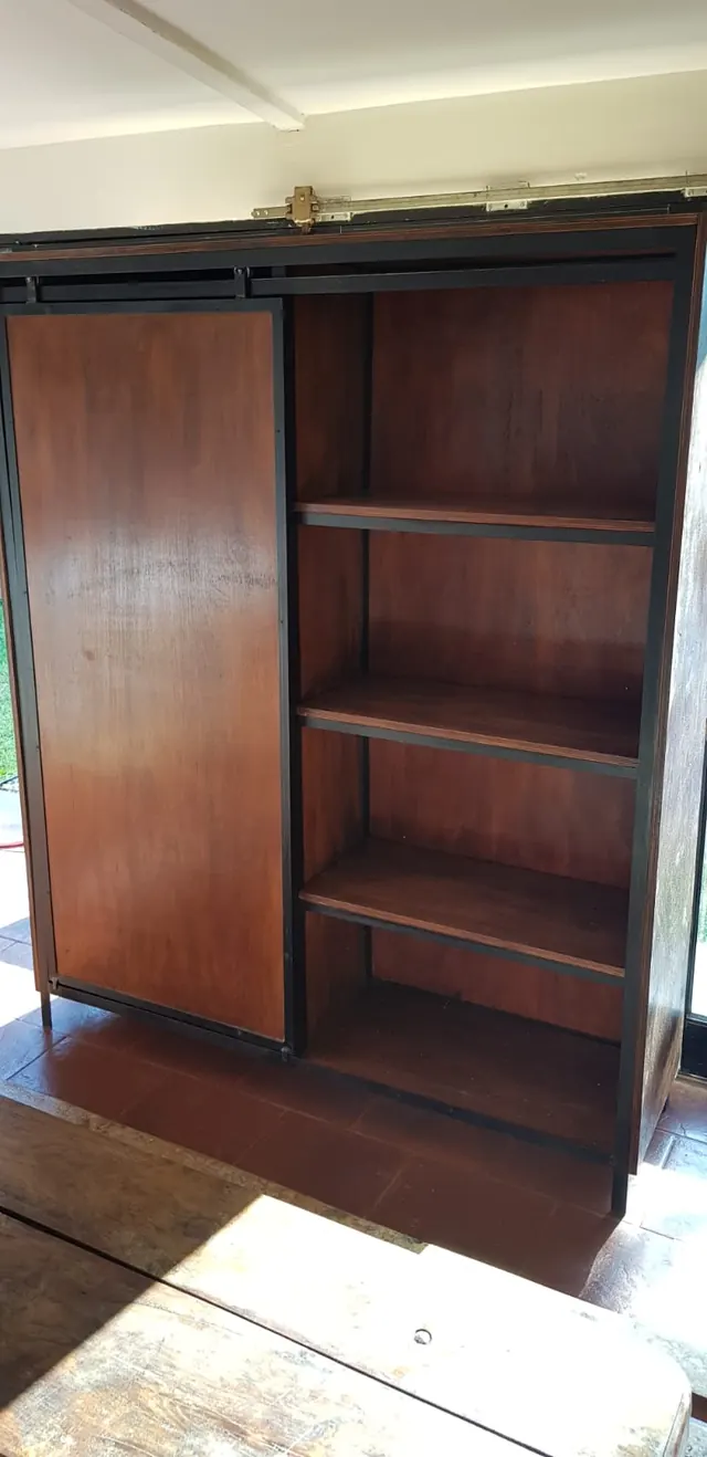 Barra con estantes y puerta corrediza de madera
