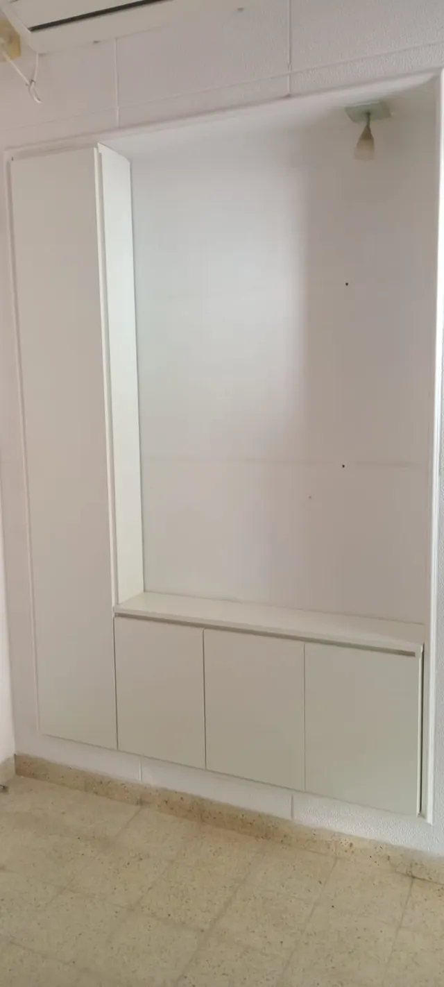 Nicho con mueble bajo blanco