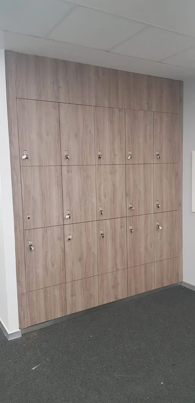 Lockers en melamina símil madera para una oficina