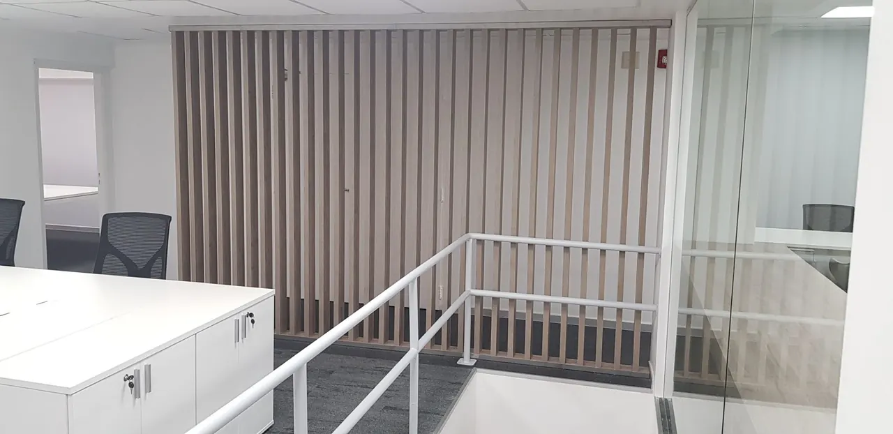 Oficina con revestimiento varillado