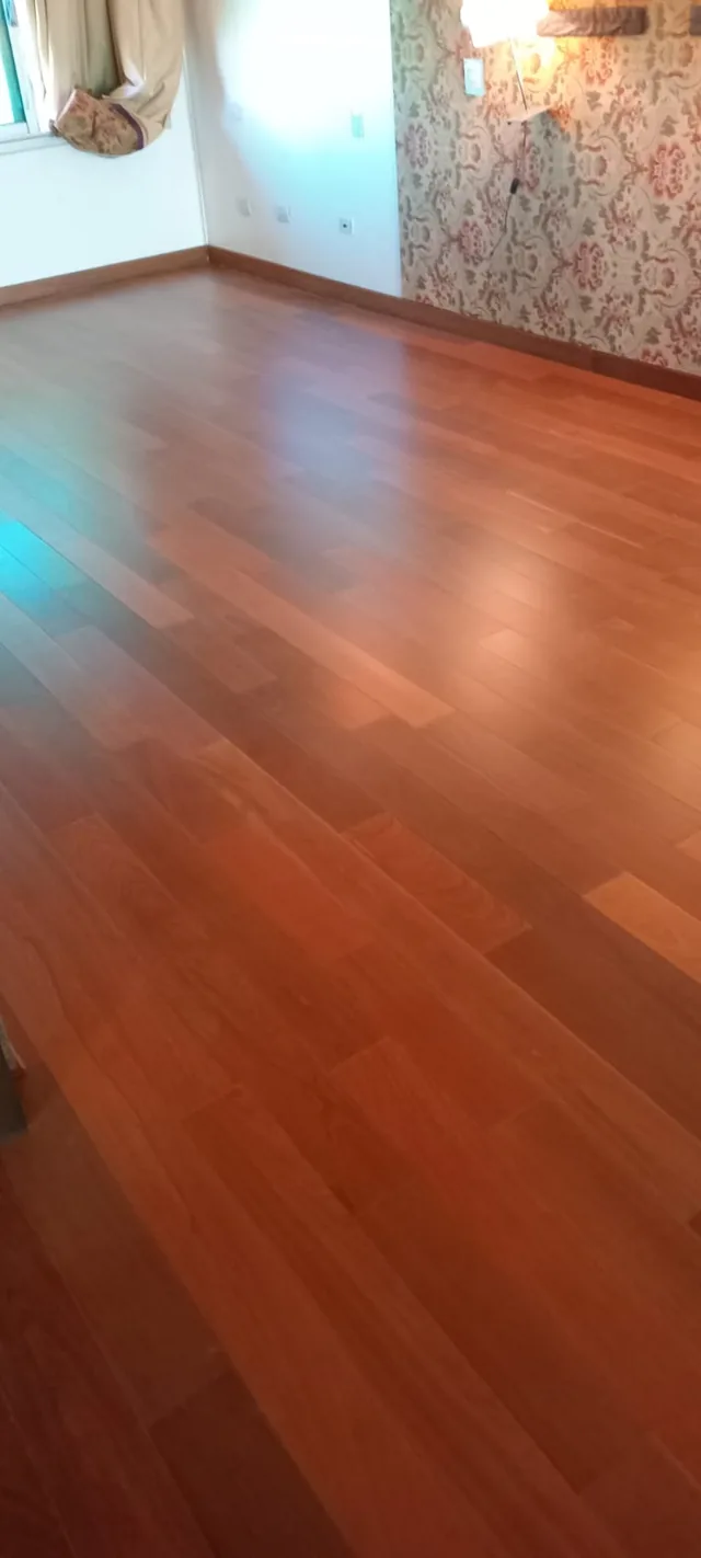 Piso de madera instalado en un dormitorio