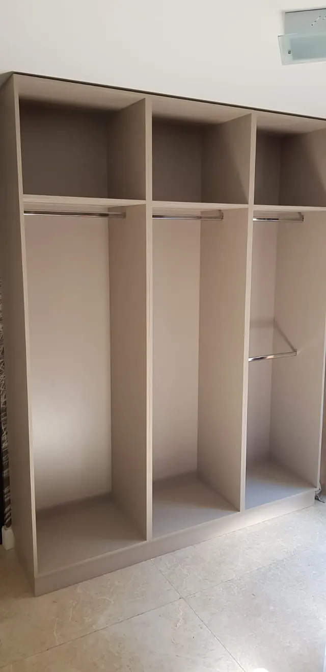Placard de tres módulos con barrales en melamina capuchino