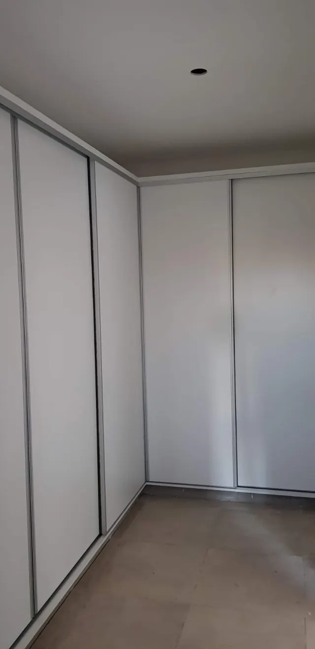 Placard blanco en esquina con puertas corredizas