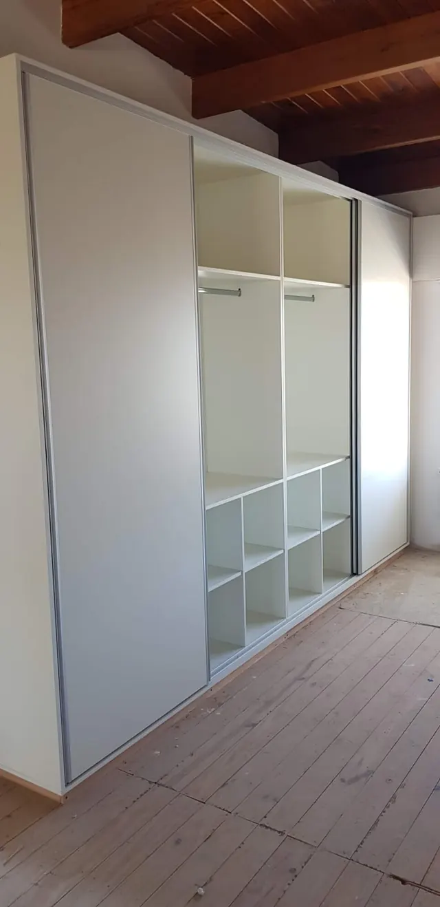 Placard blanco con puerta corrediza y vestidor interior con cajoneras