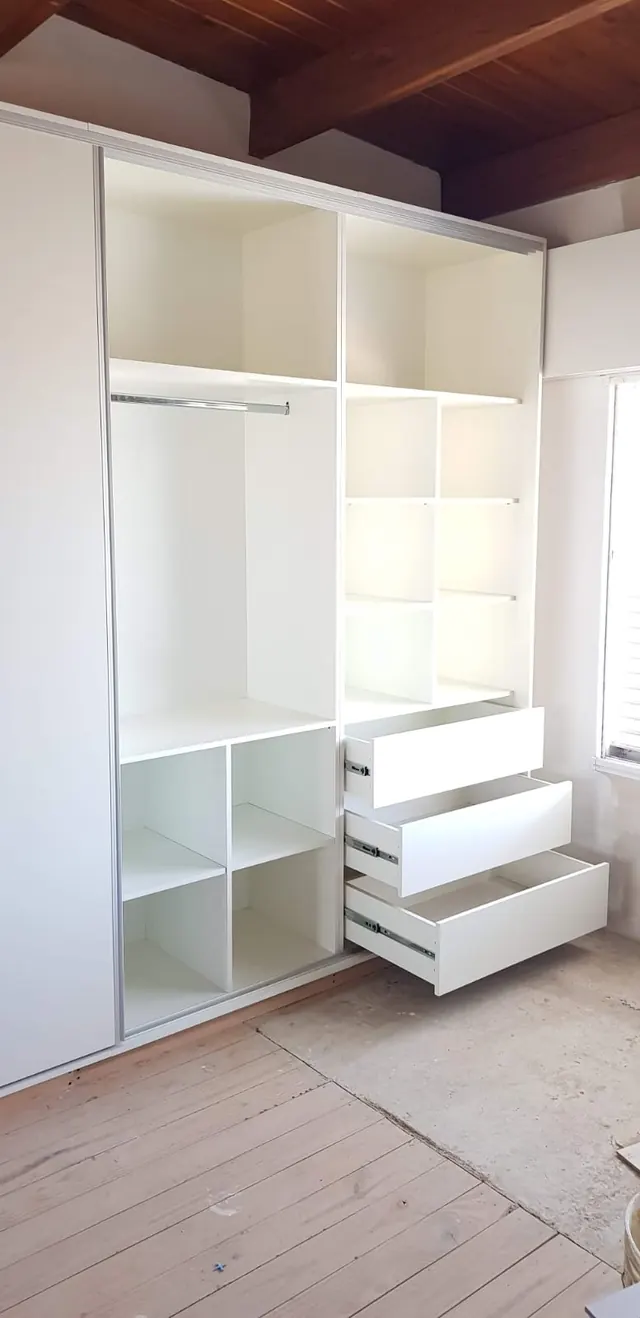 Vestidor blanco con cajones, nichos y barral