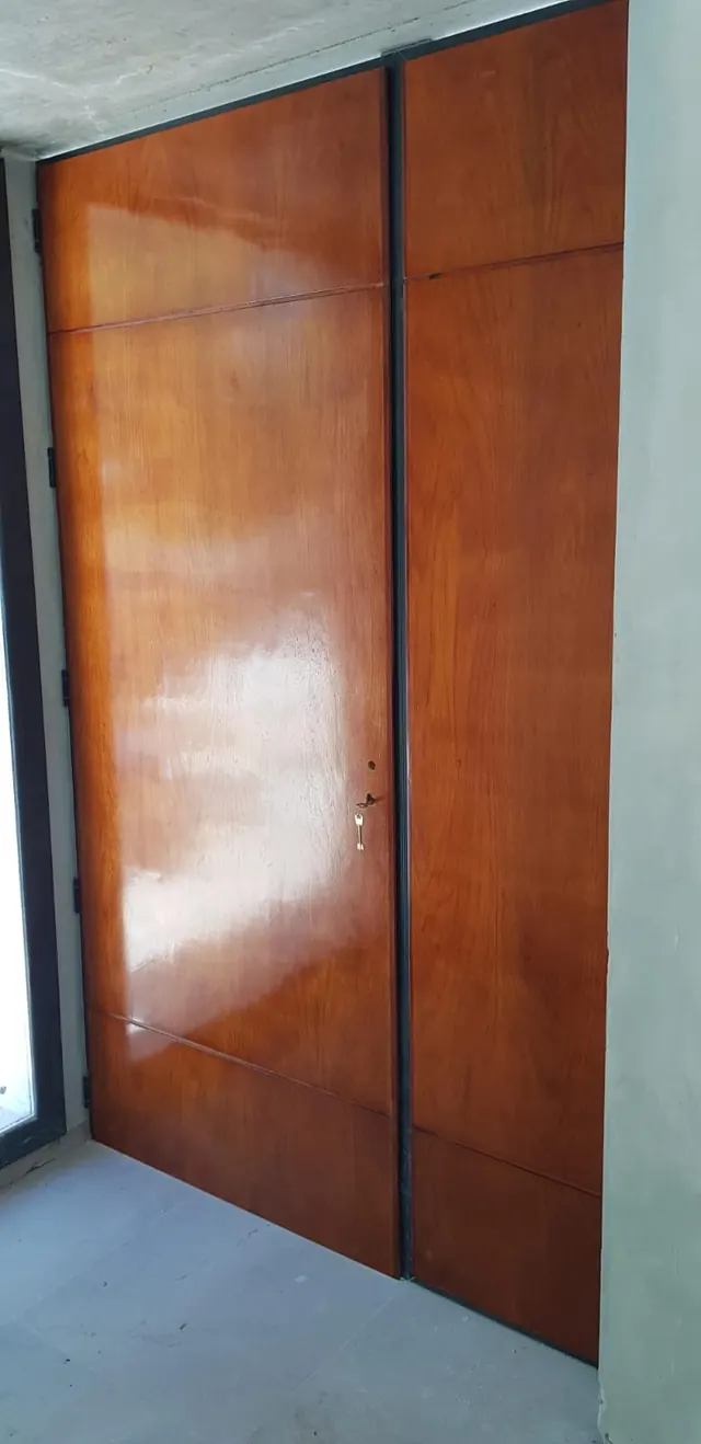 Puerta de madera barnizada con panel lateral