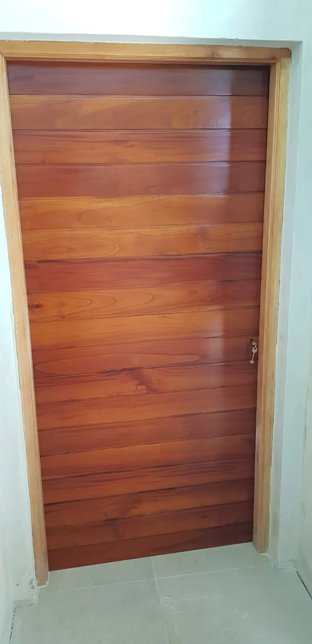 Puerta de madera con tablas horizontales
