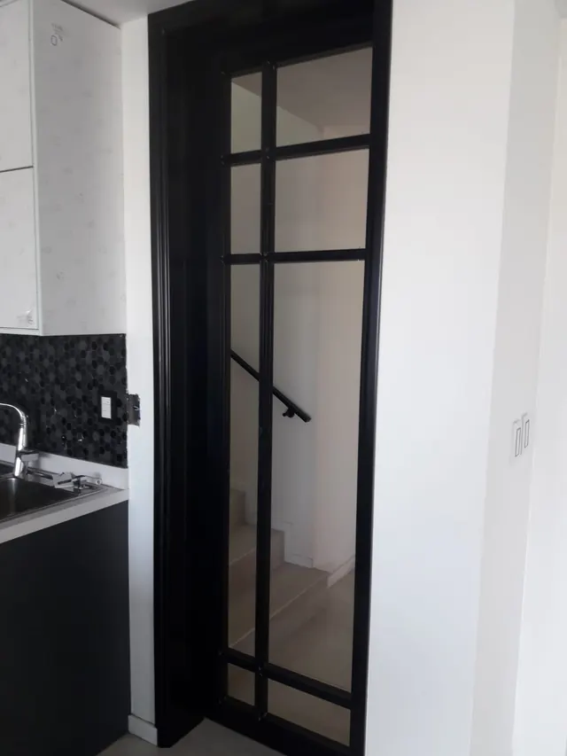Puerta con vidrio y herrería negra