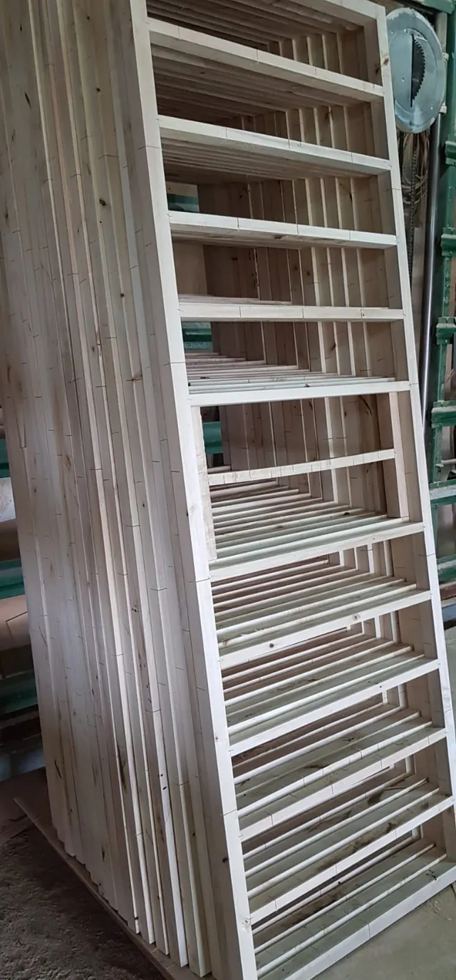 Puertas de madera en proceso de fabricación