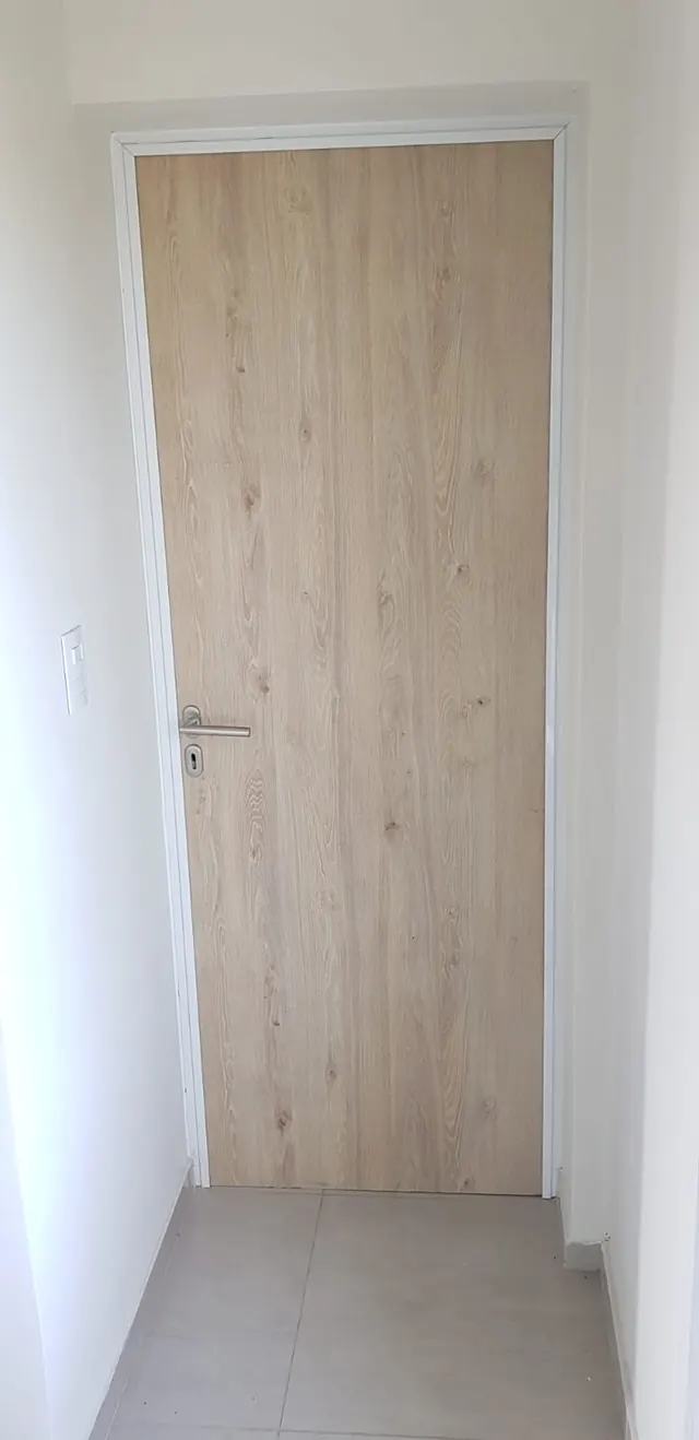Puerta placa símil madera clara