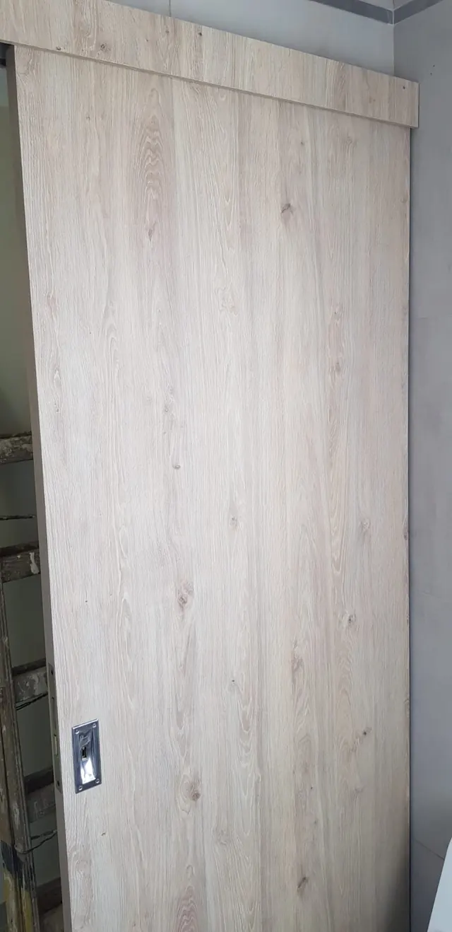 Puerta símil madera clara a piso y techo