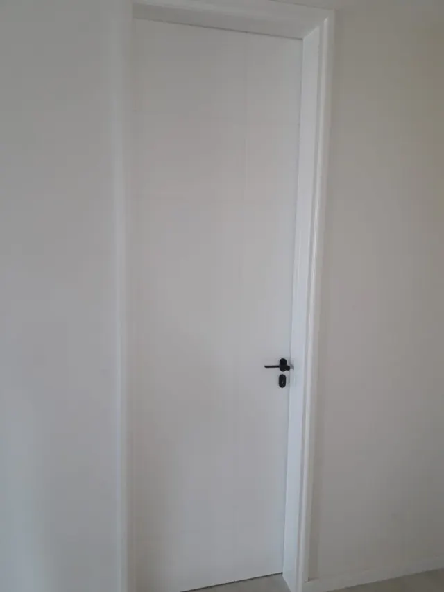 Puerta placa blanca con manija negra