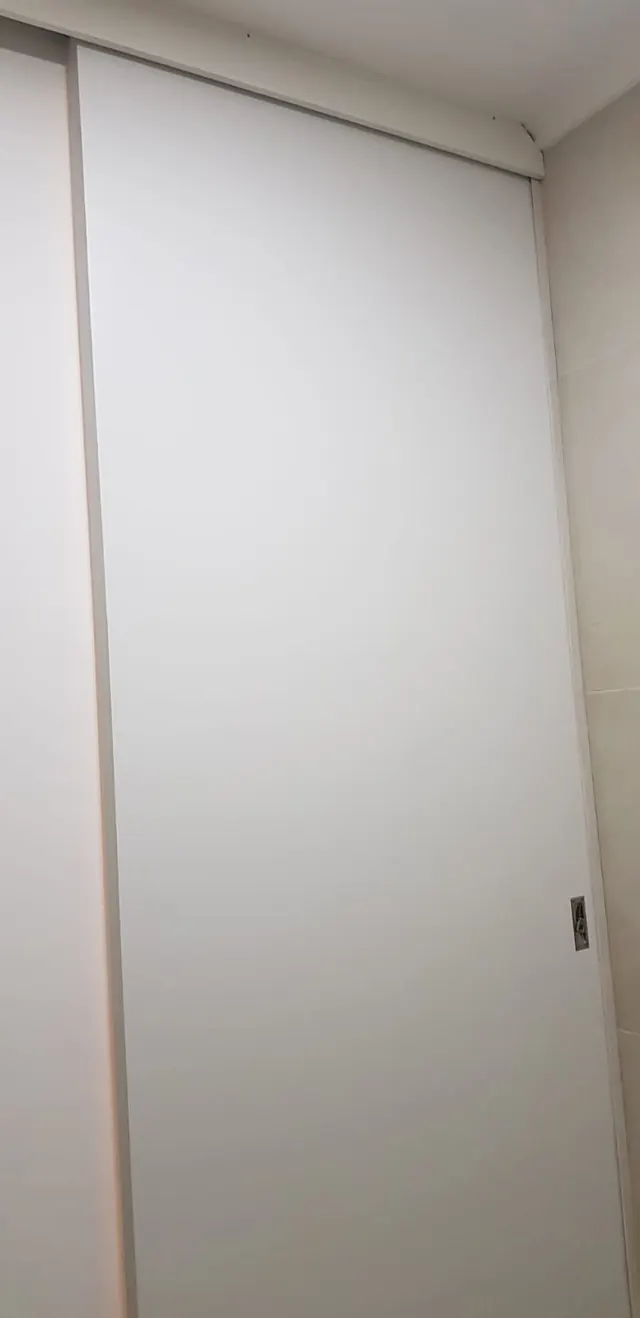 Puerta blanca de piso a techo