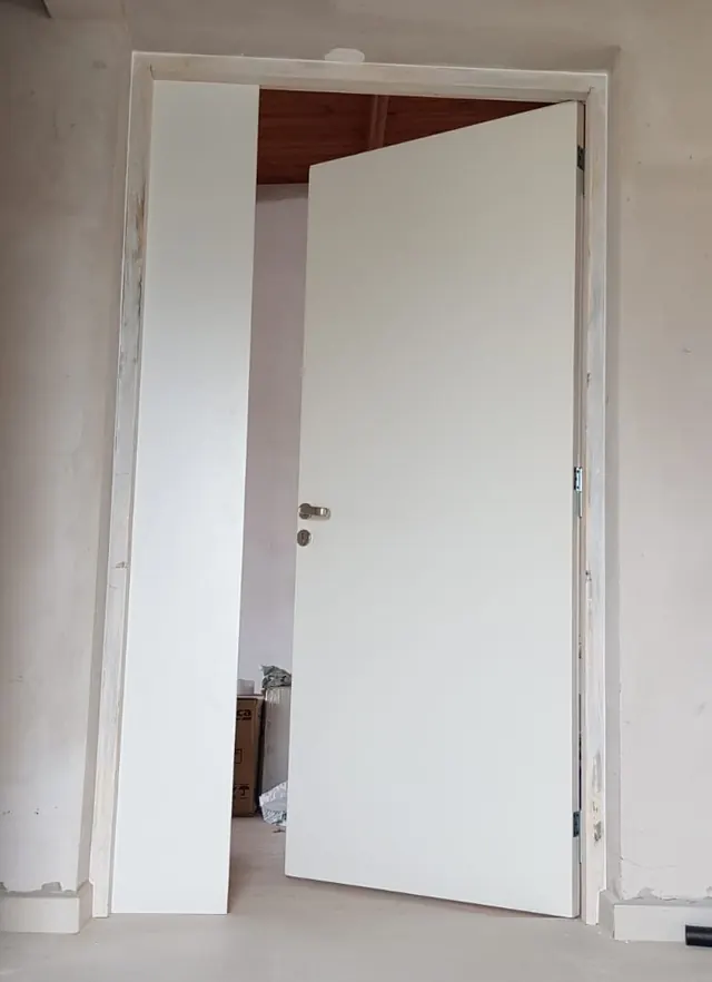 Puerta blanca abierta