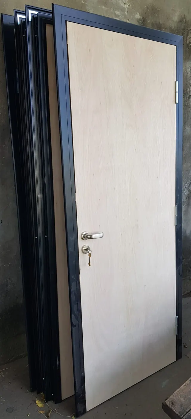 Puertas con marco negro en proceso de fabricación