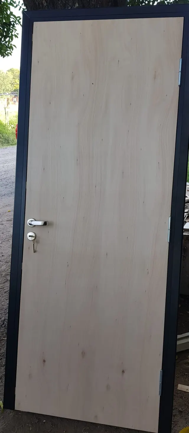 Puerta símil madera con marco negro