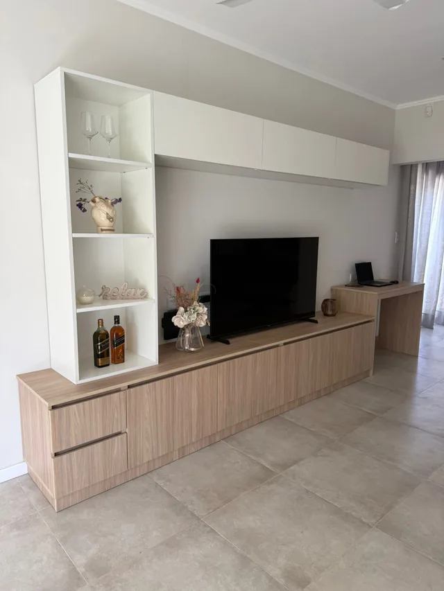 Rack en roble con vitrina blanca, alacenas y escritorio integrado