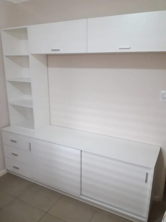 Mueble recibidor blanco con estantes y puertas corredizas