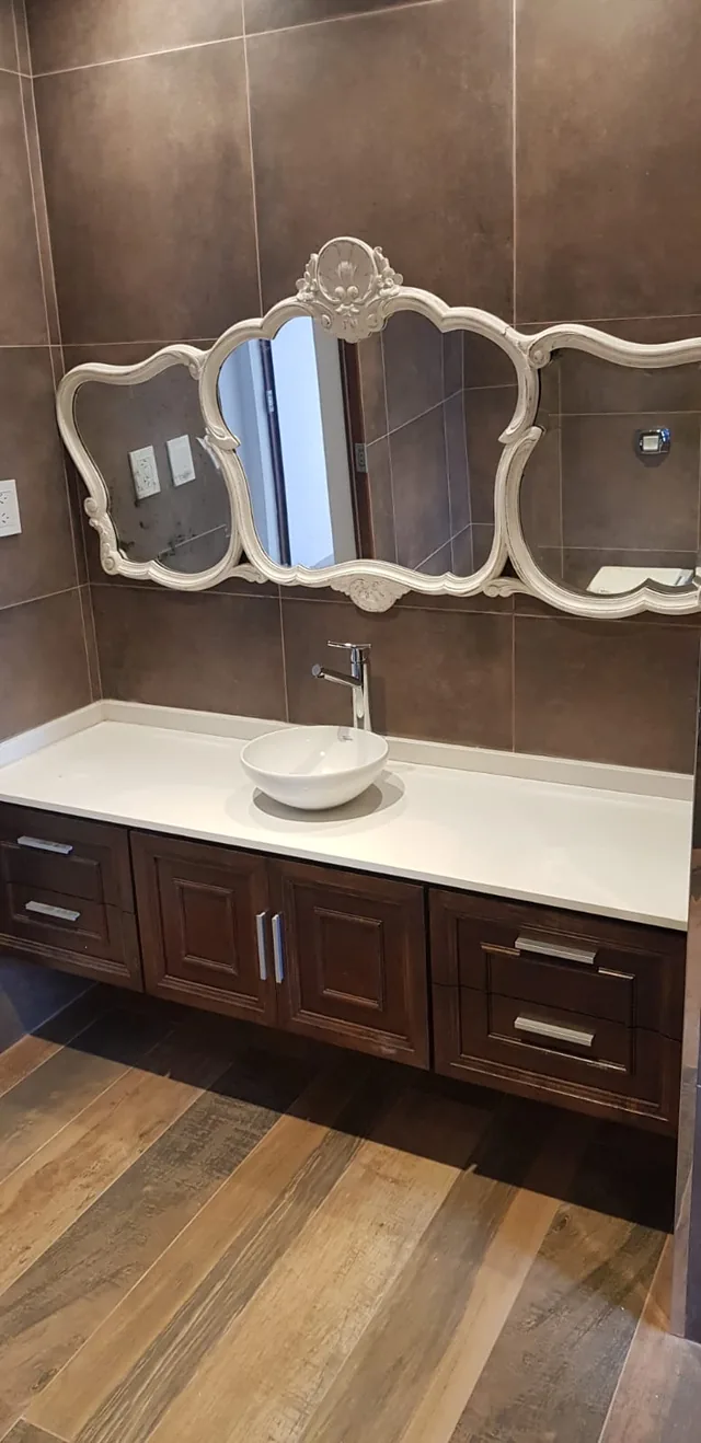 Vanitory flotante de estilo clásico con mesada blanca