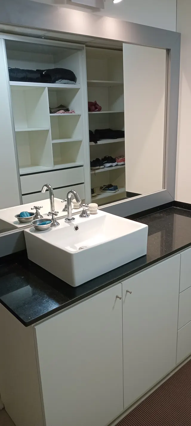 Vestidor blanco con cajoneras