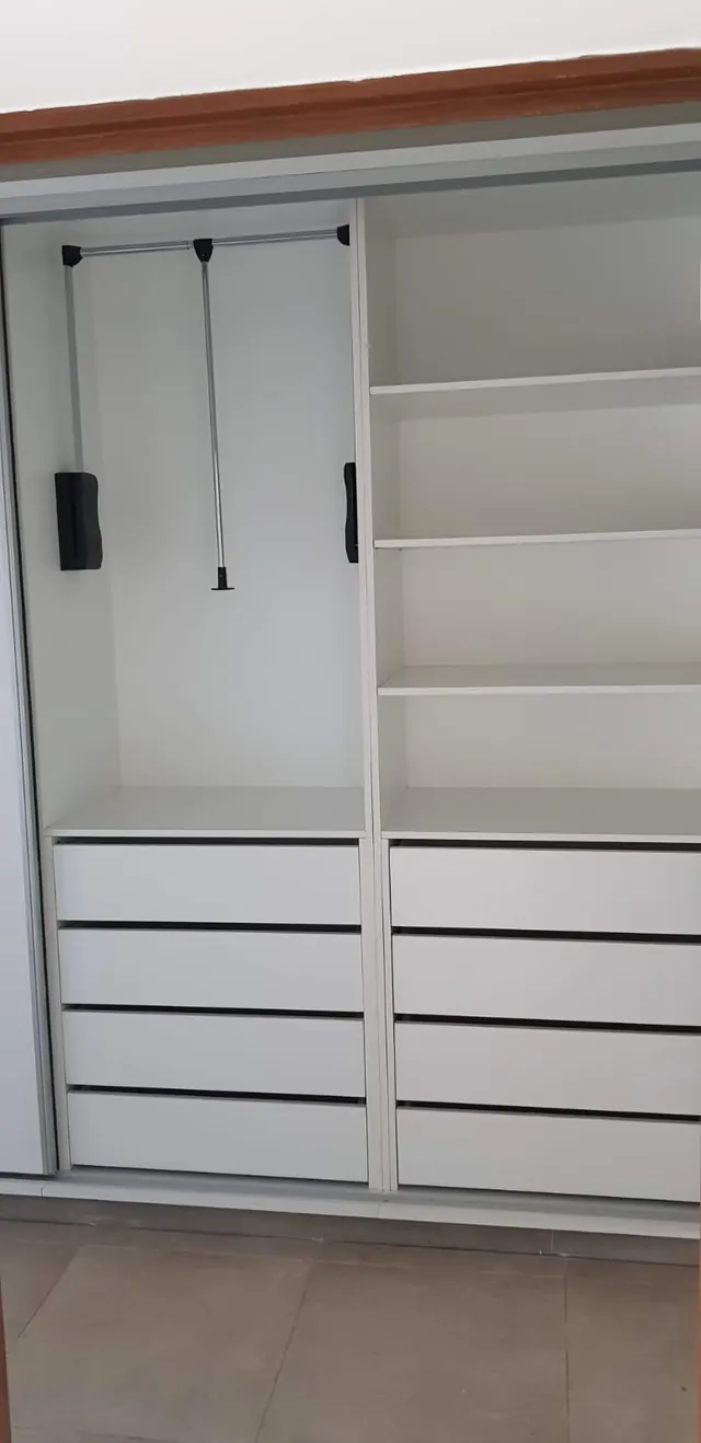 Vestidor blanco con cajoneras y perchero extraíble