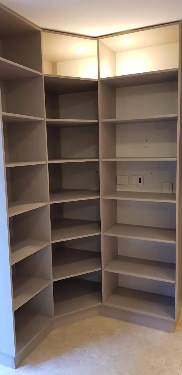 Vestidor en esquina con estantes en melamina capuchino y luz led